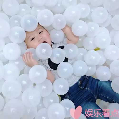 胡杏儿老公分享儿子的萌照，躺在泡泡球里玩耍十分可爱
