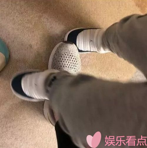 陈妍希与儿子小星星健身打卡，调皮的小星星故意踩妈妈的新鞋
