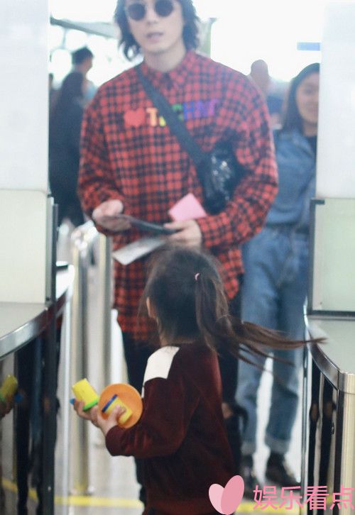 李承铉和女儿亮相机场，lucky走在爸爸前面气场十足
