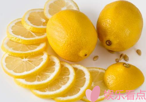柠檬泡水喝有什么作用与功效？柠檬皮有什么功效与作用？